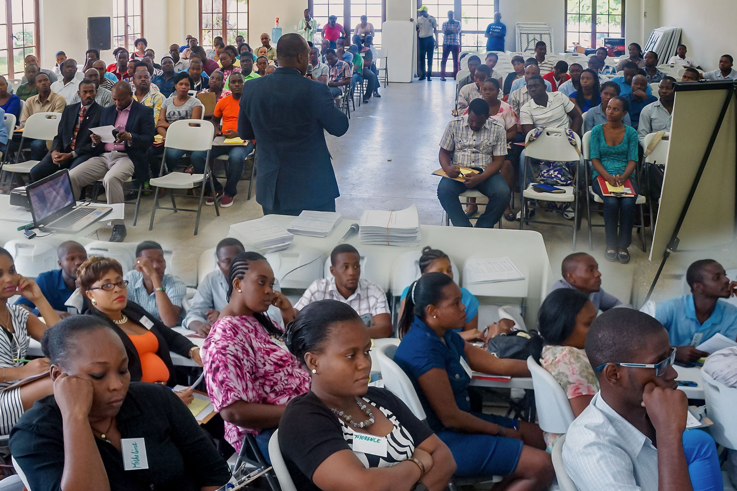 deux moments de la formation des agents enquêteurs pour le recensement des propriétes bâties (RPB) de Port-au-Prince dans le cadre du Programme